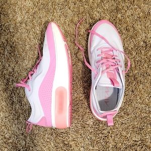 Womens Nikes size 8.5